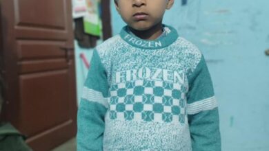 भारी लोहे का गेट टूटकर सीधे उसके ऊपर आ गिरा
