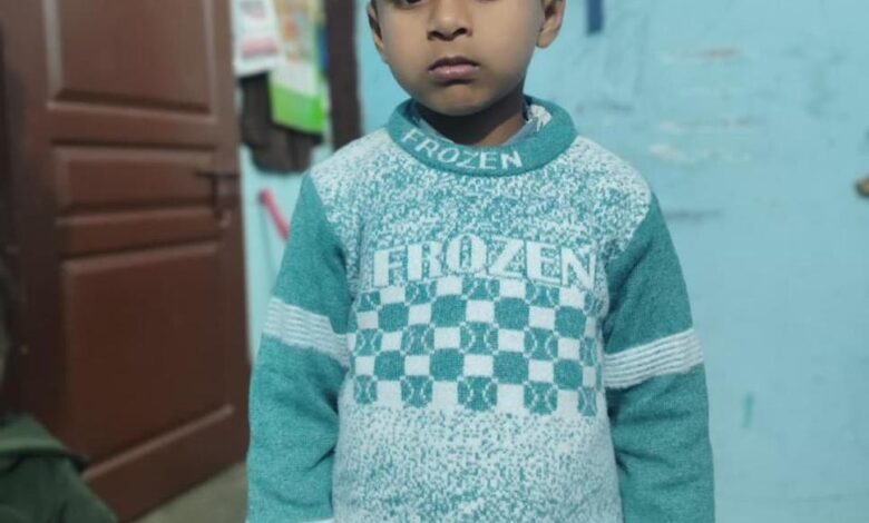 भारी लोहे का गेट टूटकर सीधे उसके ऊपर आ गिरा
