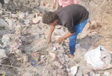 मोक्षधाम में रखी मृतक की अस्थियों को सफाई कर्मचारियों ने कूड़े के ढेर में फेंक दिया