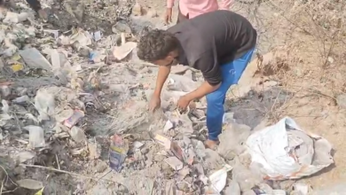 मोक्षधाम में रखी मृतक की अस्थियों को सफाई कर्मचारियों ने कूड़े के ढेर में फेंक दिया