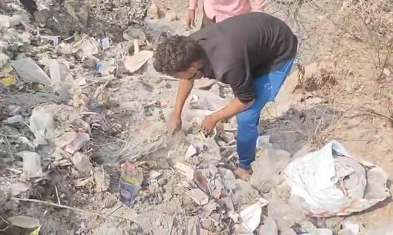 मोक्षधाम में रखी मृतक की अस्थियों को सफाई कर्मचारियों ने कूड़े के ढेर में फेंक दिया