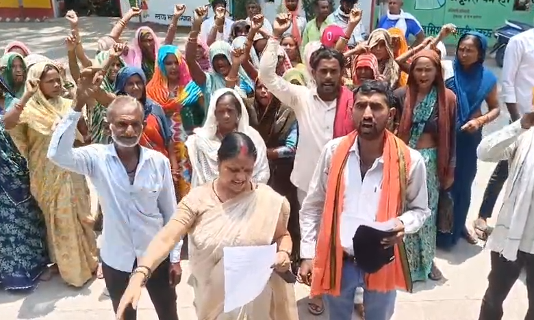किसानों का गुस्सा फूटा
