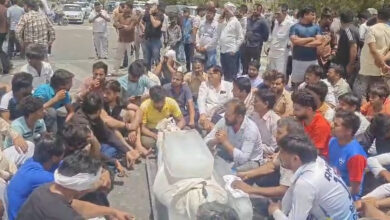 सड़क पर शव रख भड़के परिजन