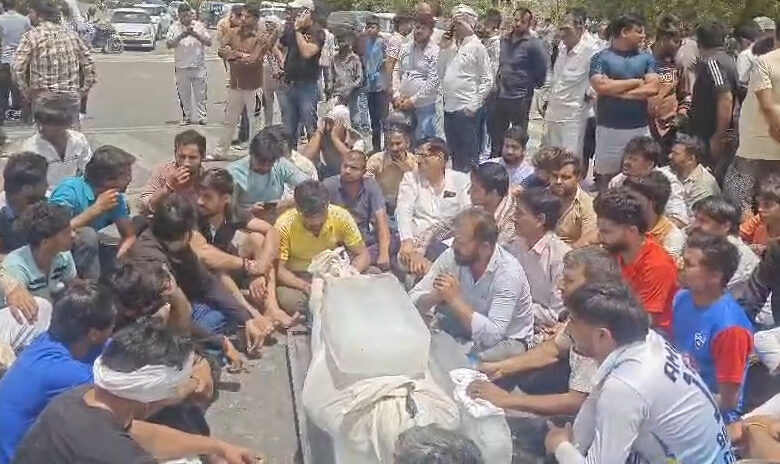 सड़क पर शव रख भड़के परिजन