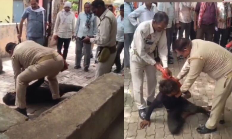 होमगार्डों ने मानसिक रूप से विचलित युवक को बेरहमी से पीटा