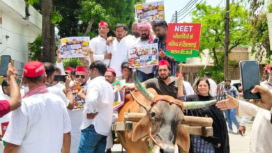बैलगाड़ी से किया अनोखा प्रदर्शन