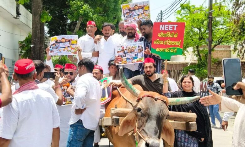 बैलगाड़ी से किया अनोखा प्रदर्शन