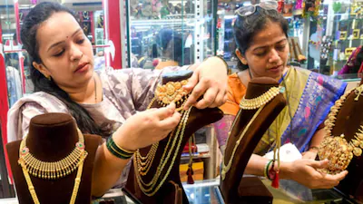 सोने की कीमतों में एक बार फिर गिरावट