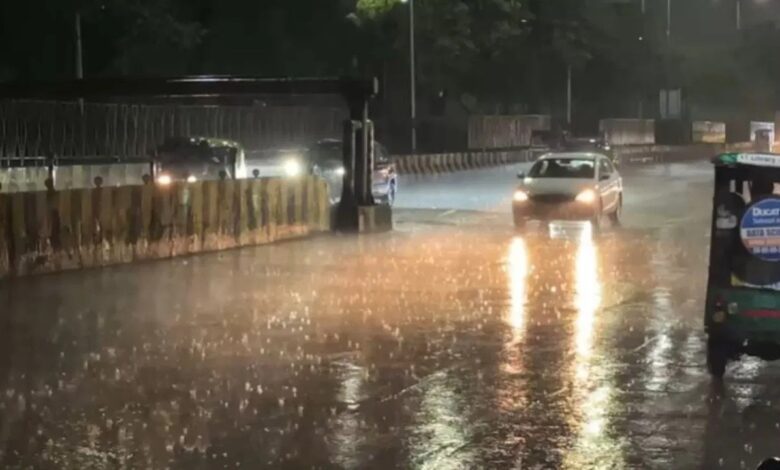 तूफानी हवाएं कई इलाकों में आफत बनकर भी टूटीं