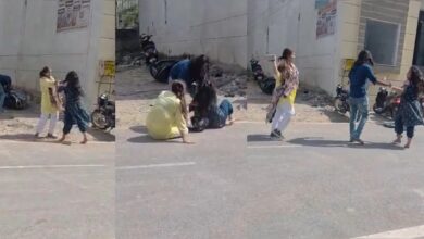 पत्नी ने पति संग प्रेमिका को देख किया हंगामा