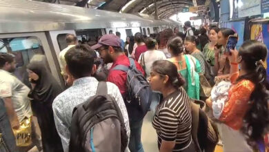 मेट्रो ट्रेन के सामने एक व्यक्ति ट्रैक पर पहुंच