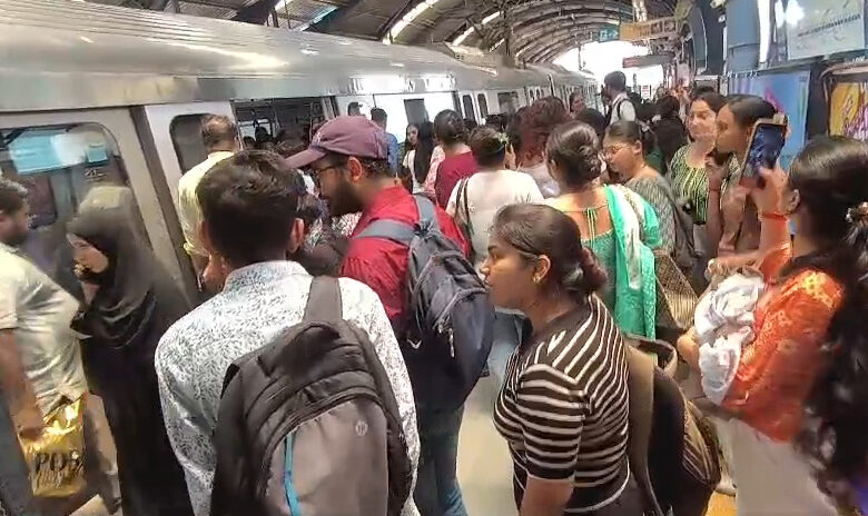मेट्रो ट्रेन के सामने एक व्यक्ति ट्रैक पर पहुंच