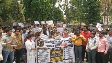 पंचायत सहायकों ने अपनी लंबित मांगों को लेकर किया प्रदर्शन