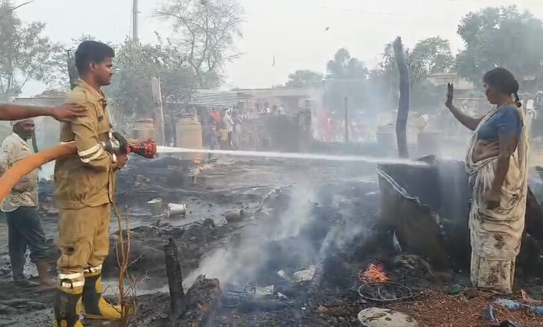 अज्ञात कारणों से अचानक भीषण आग