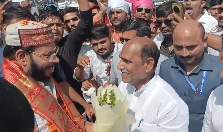मंत्री मनोज पांडे का अनोखा स्वागत