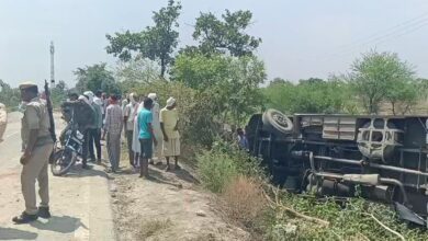 यात्रियों से भरी बस पलटी