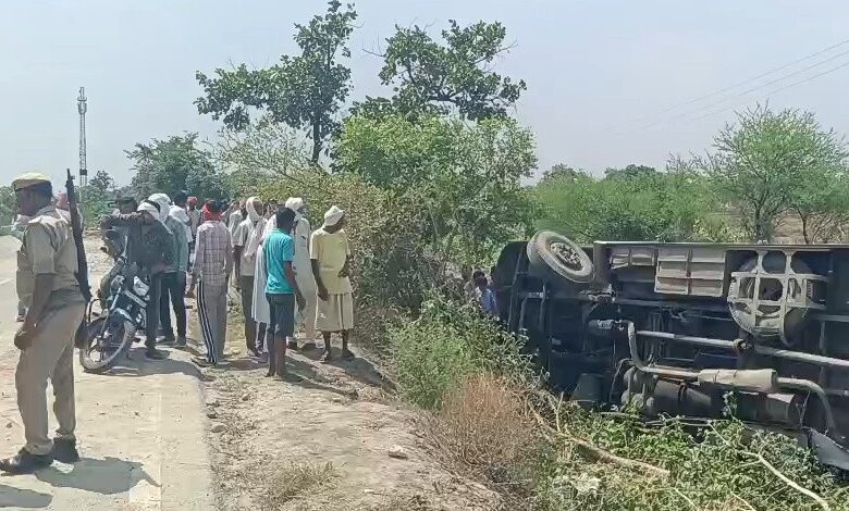 यात्रियों से भरी बस पलटी