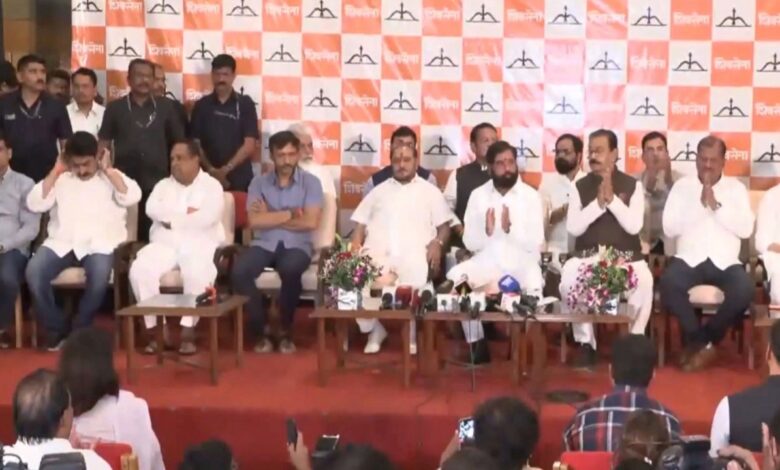 6 सांसद पहुंचे शिंदे खेमे में