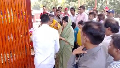 सांसद डिंपल यादव अपने पैतृक गांव सैफई पहुंचीं