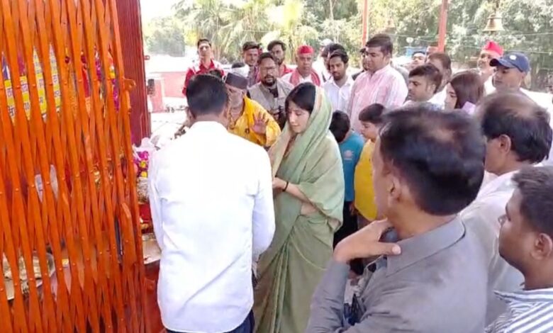सांसद डिंपल यादव अपने पैतृक गांव सैफई पहुंचीं