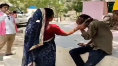 चप्पलों से सिखाया सबक