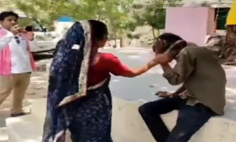 चप्पलों से सिखाया सबक