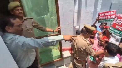 समाजवादी पार्टी कार्यकर्ताओं और प्रशासन के बीच तीखी नोकझोंक