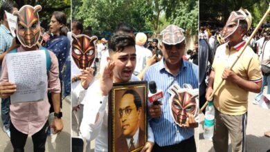 अभिजीत दीपके भारी सुरक्षा व्यवस्था के बीच प्रदर्शन स्थल पहुंचे