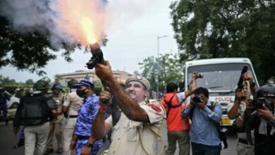 पुलिस ने छोड़े आंसू गैस के गोले