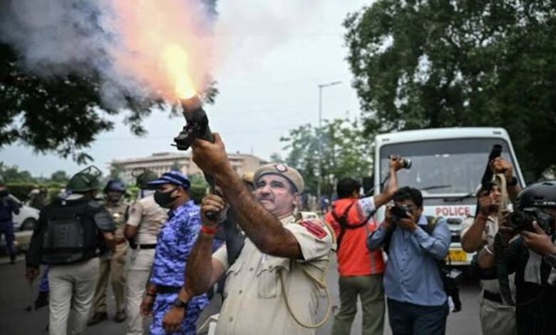 पुलिस ने छोड़े आंसू गैस के गोले