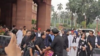 इस्तीफे पर अड़ा विपक्ष