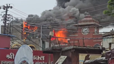 घंटाघर के जूता शोरूम में भीषण आग