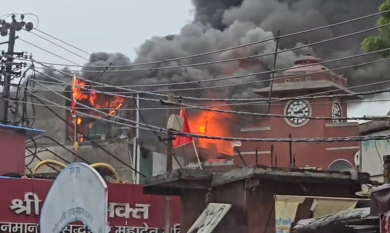 घंटाघर के जूता शोरूम में भीषण आग