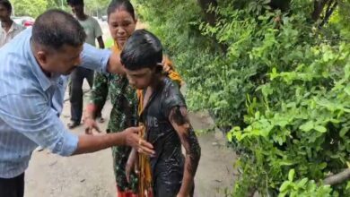 लापरवाही ने एक मासूम की जान खतरे में डाल दी