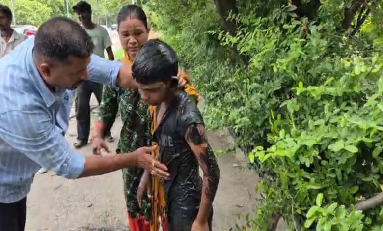 लापरवाही ने एक मासूम की जान खतरे में डाल दी