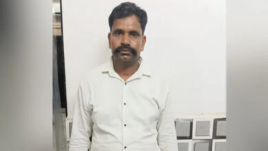 UPTET परीक्षा के दौरान संदिग्ध परीक्षार्थी पकड़ा
