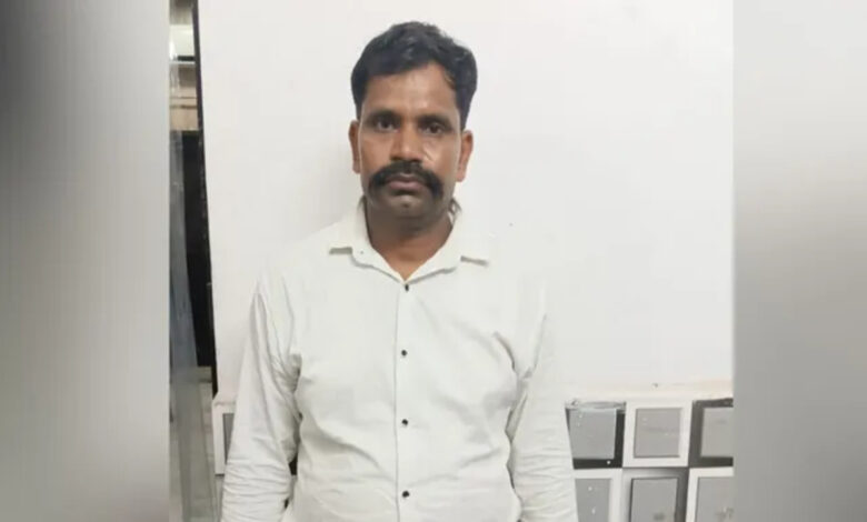 UPTET परीक्षा के दौरान संदिग्ध परीक्षार्थी पकड़ा