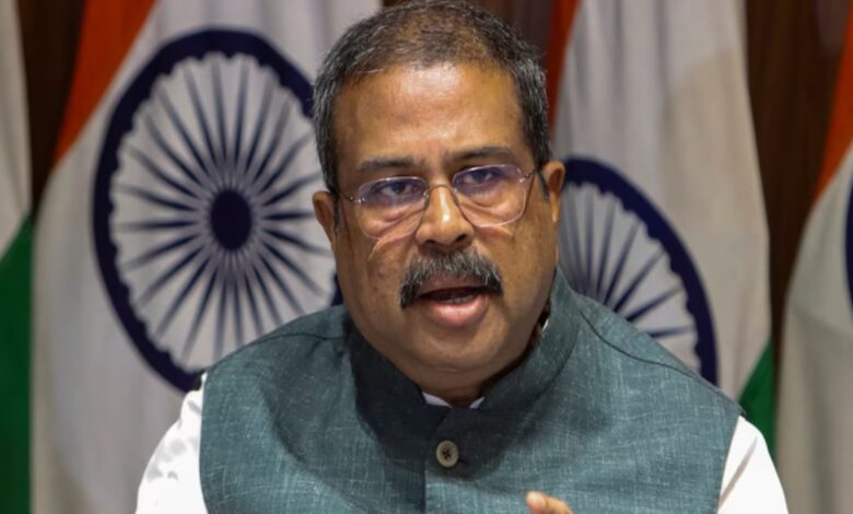 धर्मेंद्र प्रधान ने प्रधानमंत्री नरेंद्र मोदी को अपना इस्तीफा सौंप