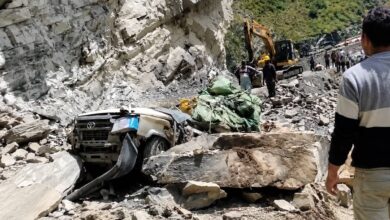 टैक्सी पर पहाड़ गिरने से 13 लोगों की मौत