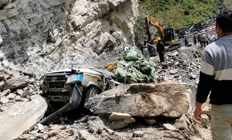 टैक्सी पर पहाड़ गिरने से 13 लोगों की मौत