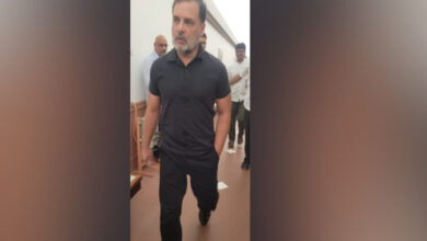 विपक्षी सांसद काले कपड़े पहनकर संसद पहुंचे