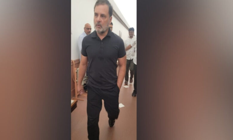 विपक्षी सांसद काले कपड़े पहनकर संसद पहुंचे