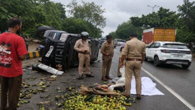 तेज रफ्तार स्कॉर्पियो ने सब्जी लोडर और बाइक को मारी टक्कर