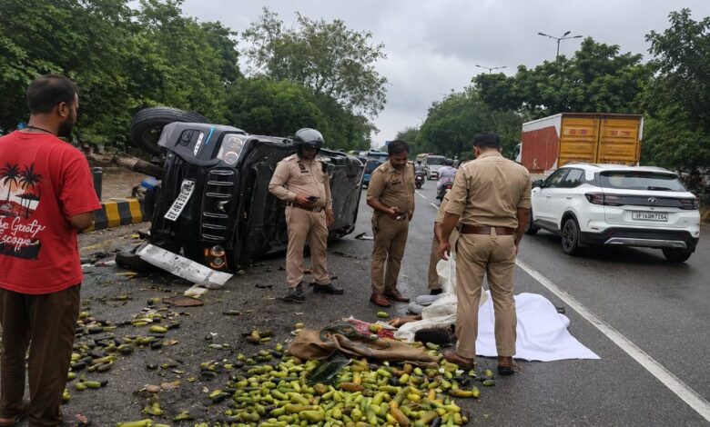 तेज रफ्तार स्कॉर्पियो ने सब्जी लोडर और बाइक को मारी टक्कर