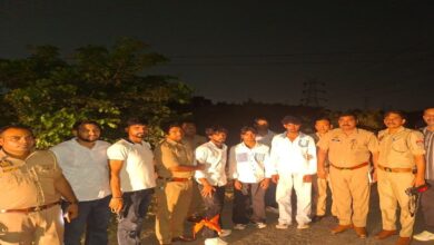 पुलिस की जवाबी कार्रवाई