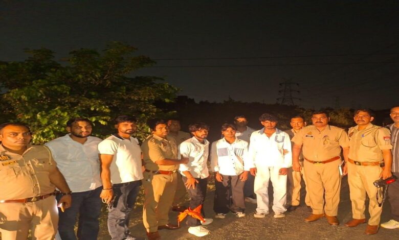 पुलिस की जवाबी कार्रवाई