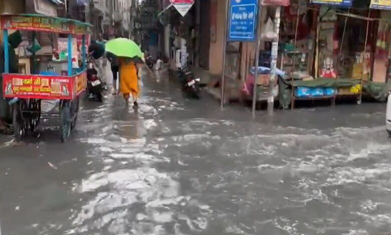 सड़कों पर पानी