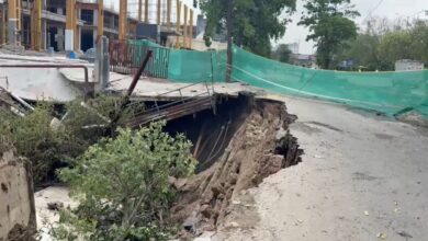 बारिश से धंसी सड़क