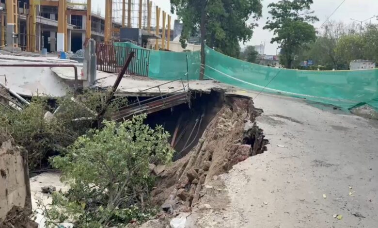 बारिश से धंसी सड़क