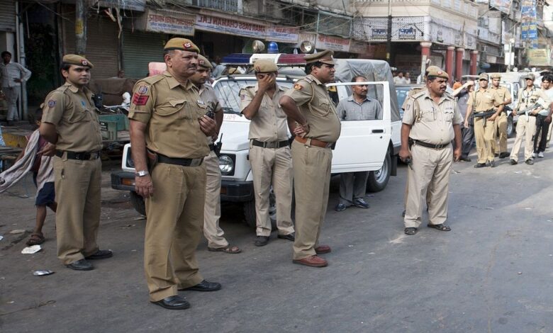 पुलिसकर्मी से मारपीट